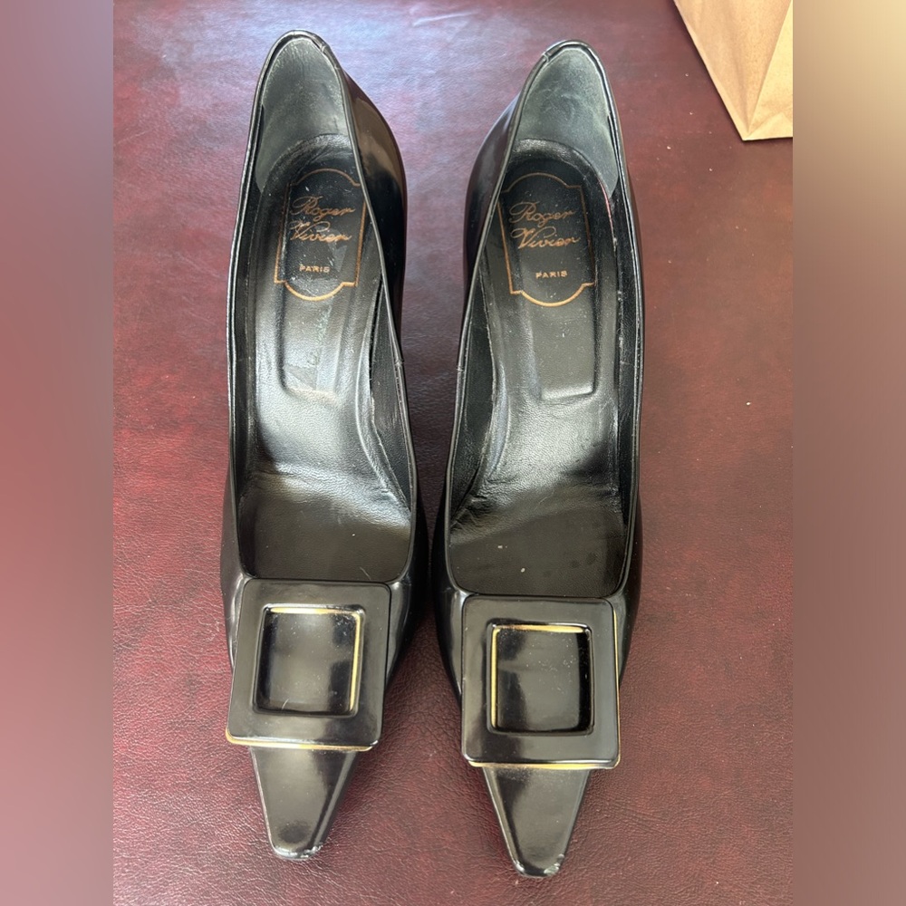 Roger Vivier vintage trompette pumps enamel & brushed gold buckle. Black sz 39.5
